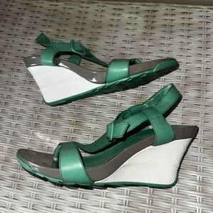 USED/Worn Kenneth Cole Reaction Green Sandals with Crisscross Straps